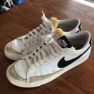NIKE White & Black Blazer Low '77 Vintage Sneakers